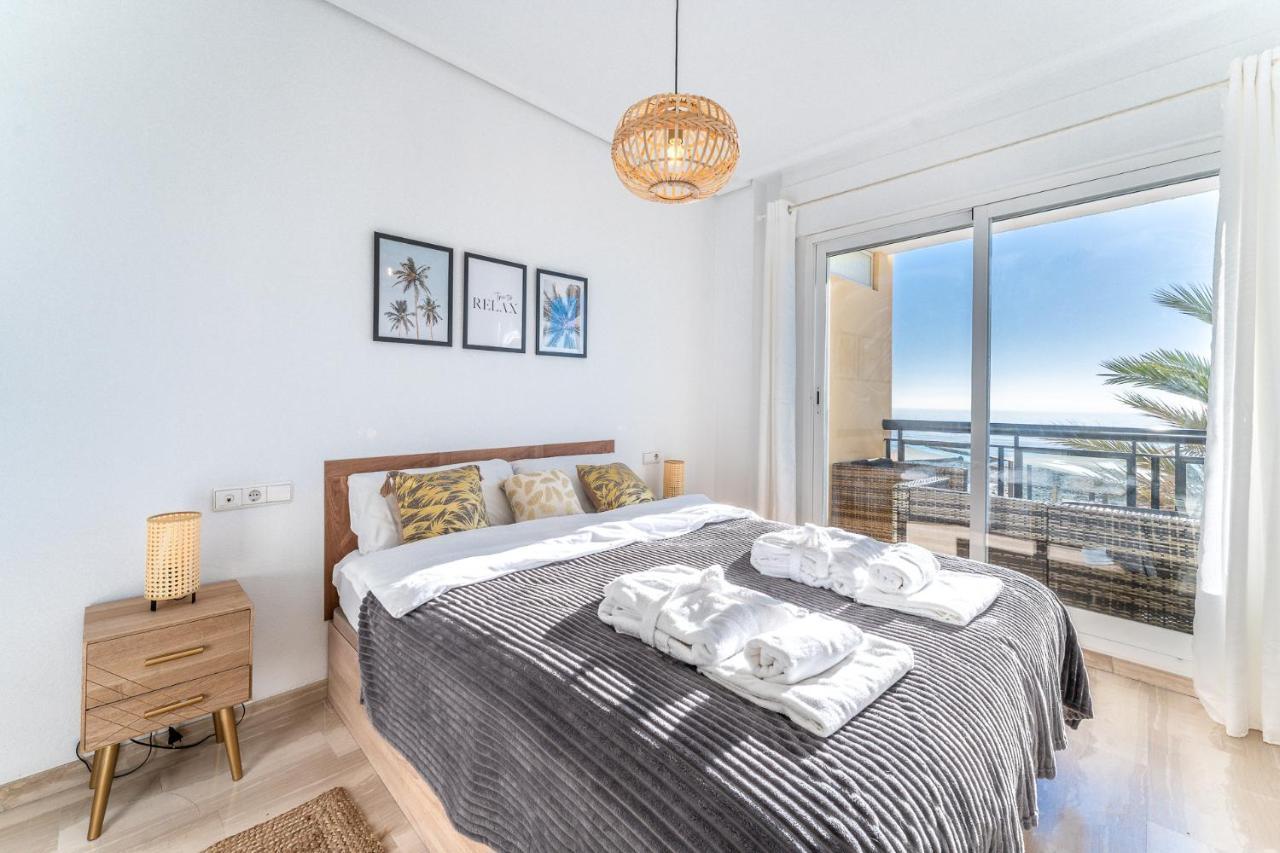 Superb Location Beachfront , 3 Bed With Terrace Leilighet
