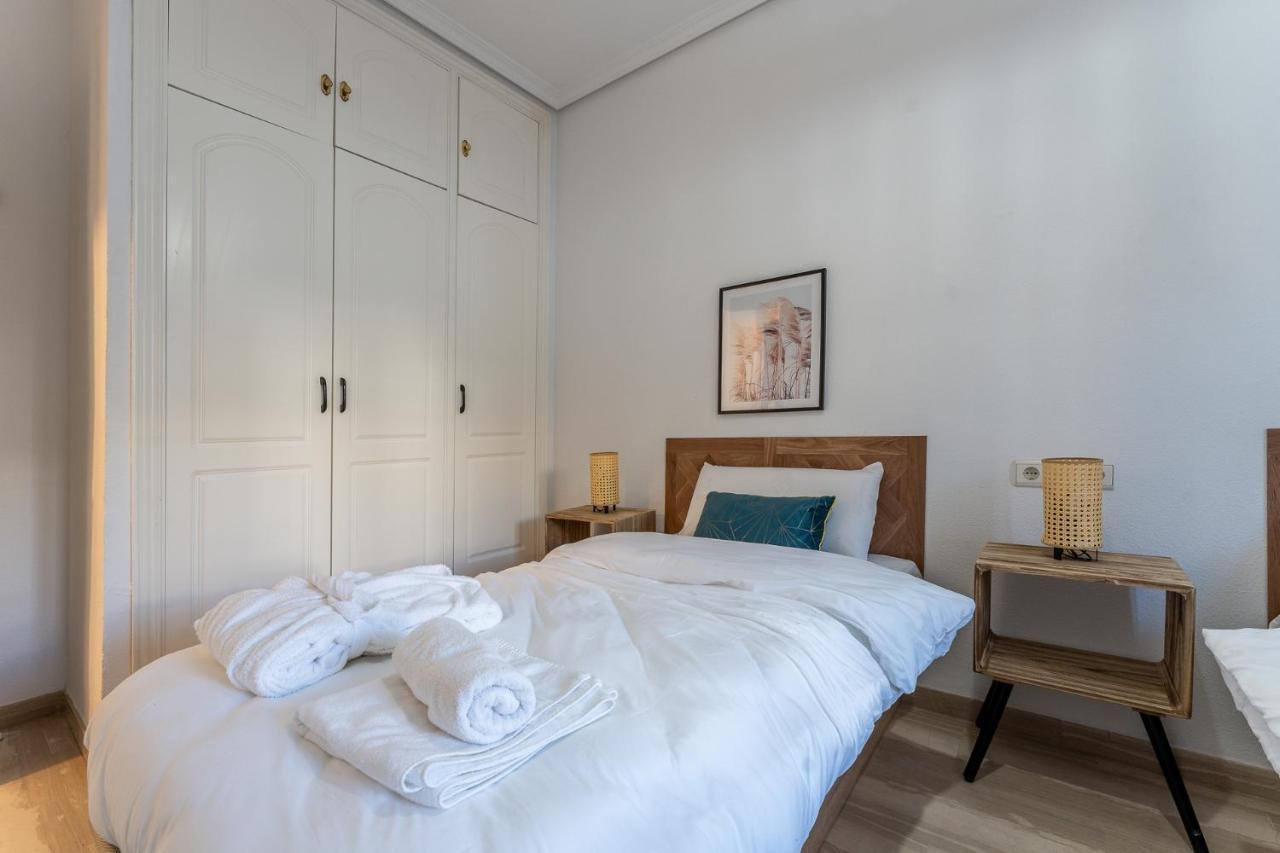 Superb Location Beachfront , 3 Bed With Terrace Leilighet