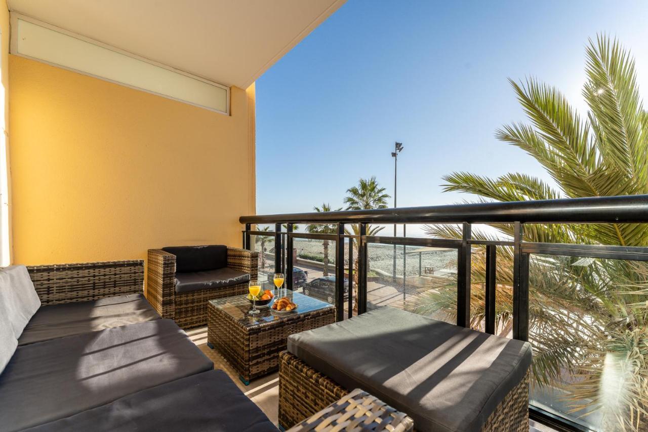Superb Location Beachfront , 3 Bed With Terrace Leilighet